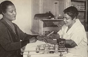 Beauty Therapists Gallery: Women having her nails donw at a beauty parlour in Harlem, New York (b / w photo)