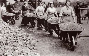 Women at work during the Great War (b/w photo) Women at work during the Great War (b/w photo)