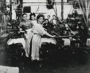 Women working in a factory, possibly a paper mill, World War I, 1914-1918 (b/w photo) Women working in a factory, possibly a paper mill, World War I, 1914-1918 (b/w photo)