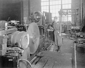 Women working in a factory during World War One, c.1917 (b/w photo) Women working in a factory during World War One, c.1917 (b/w photo)