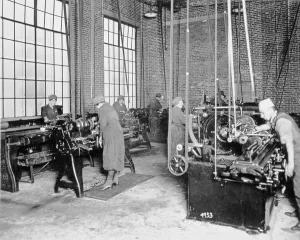 Women working in a factory during World War One, c.1917 (b/w photo) Women working in a factory during World War One, c.1917 (b/w photo)