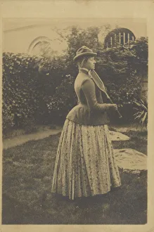 Femme a la raquette dans jardin Fernand Khnopff Femme a la raquette dans jardin Fernand Khnopff