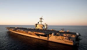 Images Dated 16th February 2013: The aircraft carrier USS Carl Vinson is underway in the Pacific Ocean