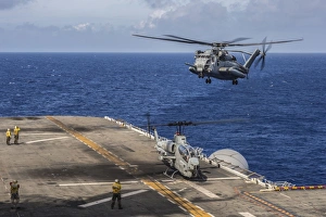 A CH-53E Super Stallion approaches USS Bonhomme Richard A CH-53E Super Stallion approaches USS Bonhomme Richard