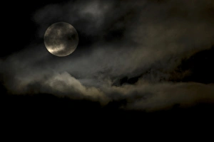 <b class=qtipBold><figcaption>Harvest Moon through clouds</figcaption></b><br>October 6, 2006 - Harvest Moon through clouds, New Aiyansh, British Columbia, Canada.<br><em>© Yuichi Takasaka/Stocktrek Images</em> Harvest Moon through clouds