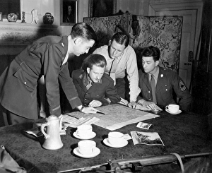 Jedburghs get instructions from briefing officer in London flat, England Jedburghs get instructions from briefing officer in London flat, England