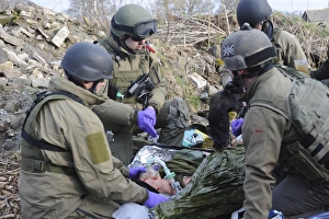 Medics of the British Special Forces provide first aid to a simulated victim Medics of the British Special Forces provide first aid to a simulated victim