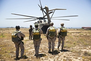 Reconnaissance Marines prepare to board a CH-53E Super Stallion Reconnaissance Marines prepare to board a CH-53E Super Stallion