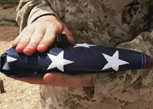 Images Dated 2nd July 2005: A soldier holds the United States flag