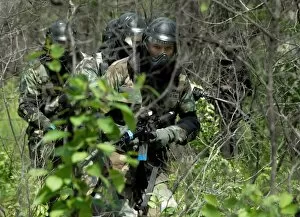 Images Dated 20th April 2005: Soldiers walking through brush during training