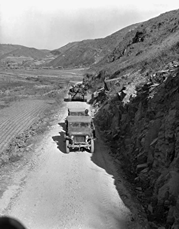 Tank-led patrol of Leathernecks hunt down North Korean guerrillas Tank-led patrol of Leathernecks hunt down North Korean guerrillas