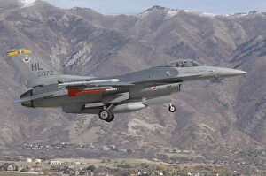 Images Dated 11th May 2004: A U. S. Air Force F-16C Fighting Falcon landing at Hill Air Force Base, Utah