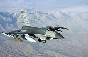 Images Dated 30th November 2003: A U.S. Air Force F-16C Fighting Falcon in flight over Afghanistan