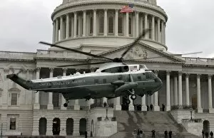 Images Dated 11th January 2009: A VH-60 helicopter lands in front of the Capitol building