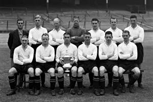 <b class=qtipBold><figcaption>1933 FA Cup Winning Team</figcaption></b><br>FA Cup winners Everton Back row (left-right): Harry Cook (trainer), Cliff Britton, Warney Cresswell, Ted Sagar, Billy Cook, Tom White, Jock Thomson Front row (left-right): Albert Geldard, Jimmy Dunn, Bill 'Dixie' Dean, Tom Johnson, Jimmy Stein, Ted Critchley<br><em>© EMPICS Sport</em> 1933 FA Cup Winning Team