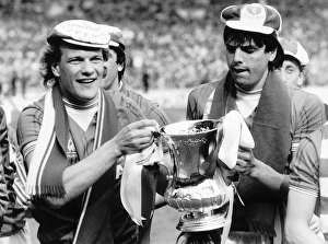 Yknow history/vintage moments/andy gray left graeme sharp everton may 1984 hold Yknow history/vintage moments/andy gray left graeme sharp everton may 1984 hold