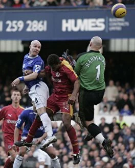 Images Dated 14th January 2007: Evertons Johnson beats Readings De la Cruz and Hahnemann to the ball to score during their English