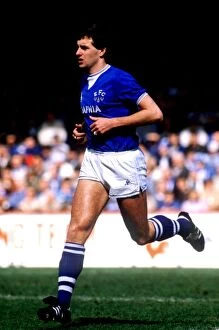 Images Dated 13th April 1985: Kevin Sheedy's Unyielding Determination: Everton's FA Cup Semi-Final Victory Over Luton Town