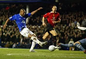 Images Dated 27th May 2005: Marcus Bent shoots at goal