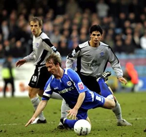 Images Dated 7th January 2006: Mikel Arteta vs. David Livermore: FA Cup's Intense Tackle Showdown - Everton's Arteta Clashes with