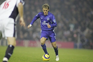 <b class=qtipBold><figcaption>Phil Neville</figcaption></b><br>Phil Neville moves forward with the ball<br><em>© Everton 2005 - All Rights Reserved</em> Phil Neville