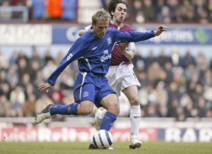 <b class=qtipBold><figcaption>Phil Neville</figcaption></b><br>Phil Neville plays the ball forward Mandatory Credit: Action Images / Lee Mills Livepic<br><em>© Everton 2006 - All Rights Reserved</em> Phil Neville