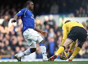 Images Dated 1st November 2008: Yakubu vs Schwarzer: Intense Battle in Everton vs Fulham Barclays Premier League Match