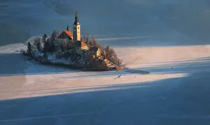 Images Dated 8th February 2017: Frozen Lake Bled