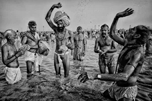 Images Dated 20th January 2016: Holy Makar Bath at Gangasagar