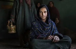 Images Dated 20th January 2016: Kashmiri Family