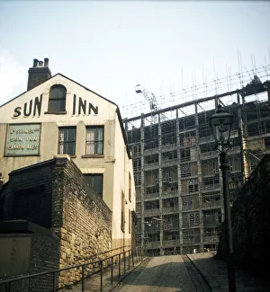 Images Dated 15th January 2019: Sun Inn, South Street showing Park Hill Flats under construction