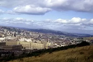 Sheffield Collection: View of Sheffield from Skye Edge showing Park Hill Flats in the foreground, 1984