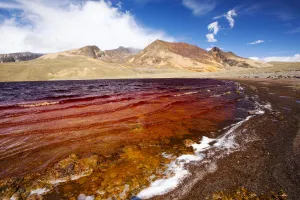 Laguna Miluni, contaminated with mine effluent and with a low level due to drought Laguna Miluni, contaminated with mine effluent and with a low level due to drought