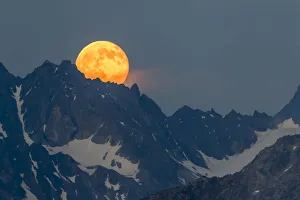 Full moon rising over the Verpeilspitze (3430m). This peak is part of the Glockturmkamm Full moon rising over the Verpeilspitze (3430m). This peak is part of the Glockturmkamm