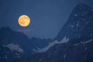 Full moon rising between the Verpeilspitze (3430m, left) and the Watzespitze (3554m Full moon rising between the Verpeilspitze (3430m, left) and the Watzespitze (3554m