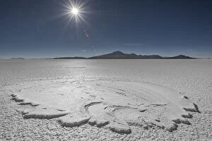 RF- Landscape of salt pan with sun high above, Salar de Uyuni, Altiplano, Bolivia