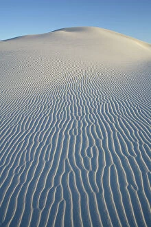 Images Dated 11th June 2008: Ripples in white sand running down side of large rounded dune, White Sands National Monument