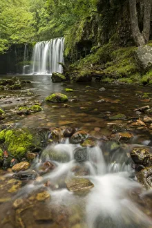Sgwd Ddwli Uchaf (Upper Gushing Falls) waterfall, Pontneddfechan, Powys, Wales, UK Sgwd Ddwli Uchaf (Upper Gushing Falls) waterfall, Pontneddfechan, Powys, Wales, UK