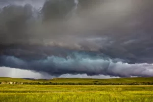 Images Dated 8th June 2011: Stormy sky above the prairie grassland, Montana, USA. June 2011