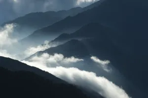 Images Dated 18th November 2009: Upcoming clouds over forest covered mountains