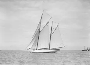 Ketch Gallery: The 118 foot racing yacht Cariad sailing close-hauled, 1911. Creator: Kirk & Sons of Cowes