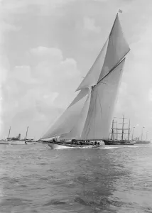 Lee Bow Gallery: The 179 ton cutter White Heather sailing close-hauled, 1924. Creator: Kirk & Sons of Cowes