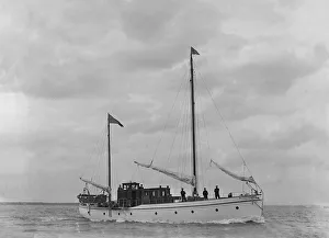 Ketch Gallery: The 44 ton auxiliary ketch Wayfarer, 1921. Creator: Kirk & Sons of Cowes