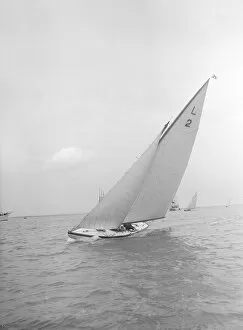 Lee Bow Gallery: The 6 Metre Cynthia sailing upwind, 1912. Creator: Kirk & Sons of Cowes