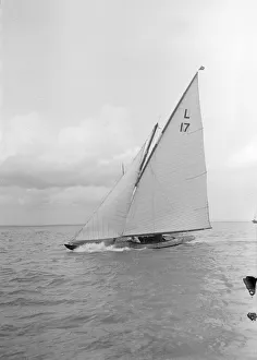 Lee Bow Gallery: The 6 Metre Ejnar (L17) breaking waves, 1912. Creator: Kirk & Sons of Cowes