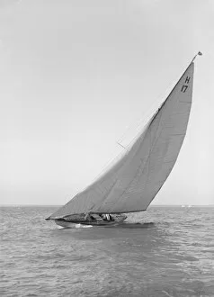 The 8 Metre Ierne (H17) sailing close-hauled, 1914. Creator: Kirk & Sons of Cowes