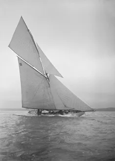 Lee Bow Gallery: The cutter Onda sailing close-hauled, 1911. Creator: Kirk & Sons of Cowes