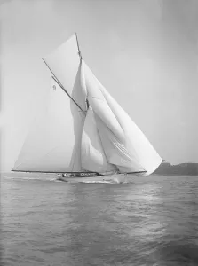 Lee Bow Gallery: The cutter Rosamond sailing with spinnaker, 1911. Creator: Kirk & Sons of Cowes