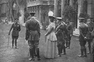 Queen Mary Of Teck Gallery: H.M. King George V and Queen Mary on the Eastern Lawns, 25th August 1915, (1939)