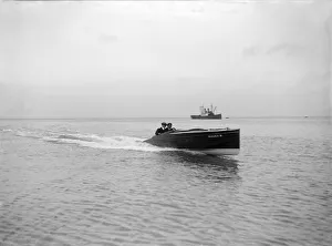 The hydroplane Vicuna III underway, 1913. Creator: Kirk & Sons of Cowes The hydroplane Vicuna III underway, 1913. Creator: Kirk & Sons of Cowes